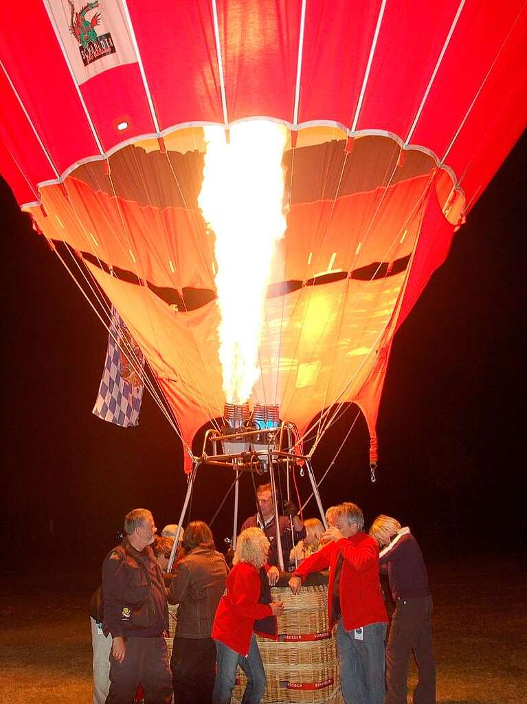 Das Nachtglhen mit den erleuchteten Ballons war einer der Hhepunkte des Ballonfestivals.