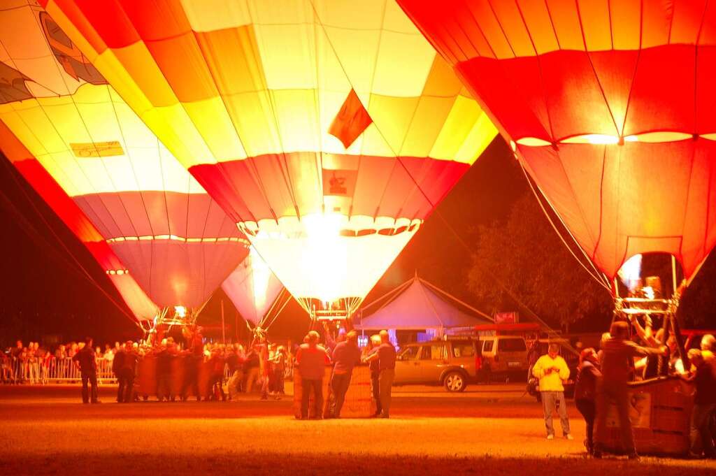 Das Nachtglhen mit den erleuchteten Ballons war einer der Hhepunkte des Ballonfestivals.