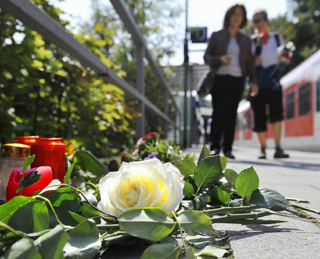 Kerzen und Blumen am S-Bahnhof Solln i... Jugendstrafen.  Andere sind dagegen.   | Foto: ddp