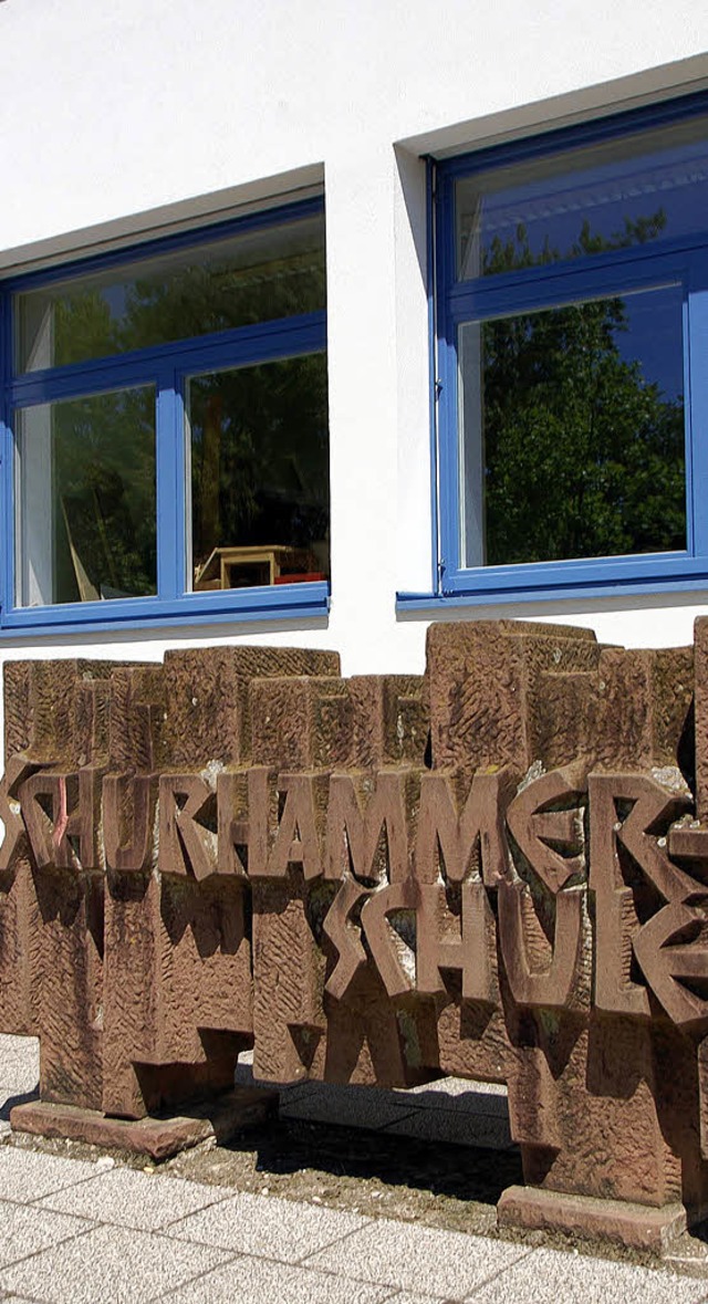 Bald nur Grundschule? In Stein gemeielt ist der Name der Glottertler Schule.   | Foto: Frank Kiefer