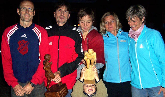 Die Wanderpokale gewannen Hardy Flum (...und Christine Behringer gratulierten.   | Foto: Franz Kaiser