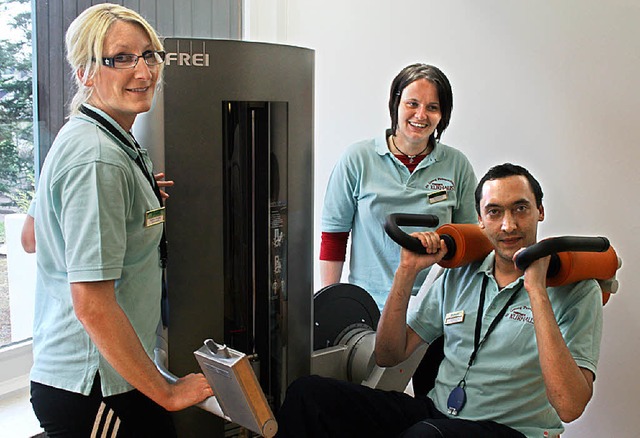 Mitarbeiter zeigten  die neuen Trainingsgerte in der Klinik.   | Foto: Luisa Denz