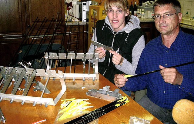 Manfred Rogosch und Tina Zirlewagen vo...gen zeigen, wie man Pfeile befiedert.   | Foto: Reichart