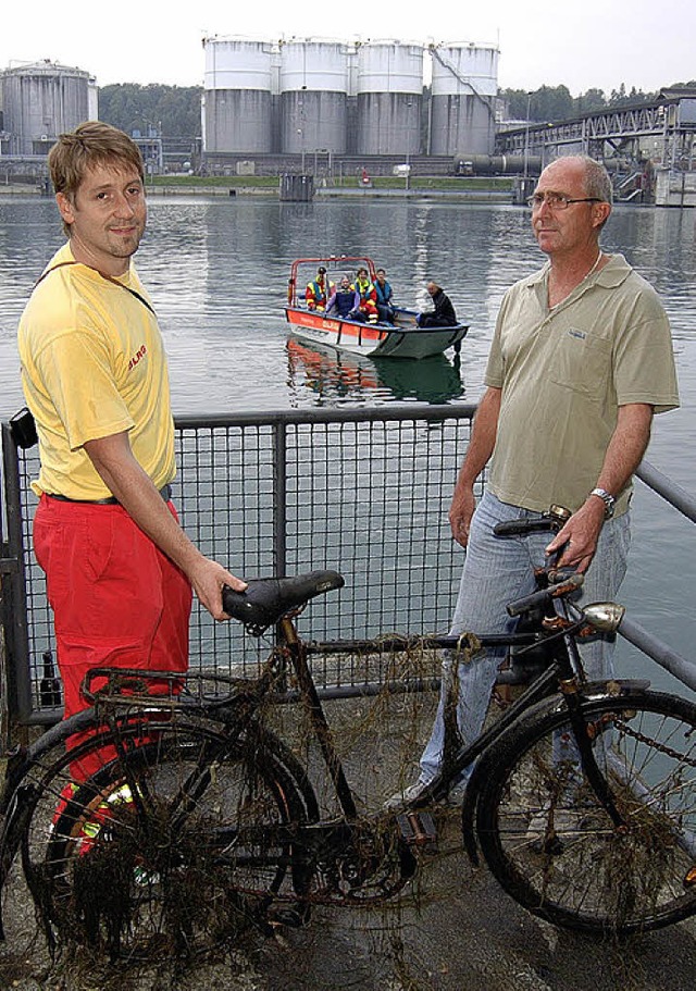 Das aus dem Rhein geborgene Fahrrad mi...einicke (links) und  Klaus Leisinger.   | Foto: H. Vollmar
