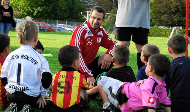 Auf einer Augenhhe: Trainer und Spieler beim Demo-Training des DFB-Mobils   | Foto: Benjamin Zenke