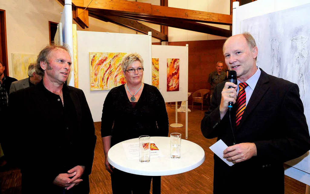 Bei der Erffnung der Ausstellung: (von links) Laudator, Uwe Baumann, die Knstlerin  Astrid Metzger  und Brgermeister Armin Roesner