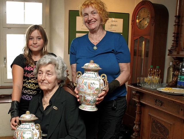 Margarethe Eichin (sitzend) berbracht...chinesischen Vasen dem Museum Schiff.   | Foto: Charlotte Frse