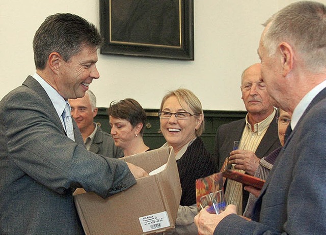 Geschenke fr die Gste: Brgermeister... Nitz mit der Delegation aus Poligny.   | Foto: Silke Kohlmann