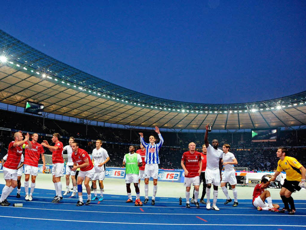 „Auswrtssieg!“ – Abklatschen mit den Fans