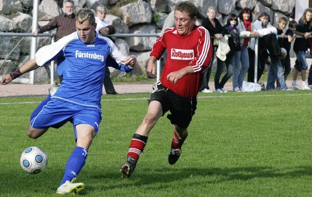 Der eingewechselte Oliver Waldvogel (l... den Bonndorfer Clemens Selb stehen.    | Foto: Edinger