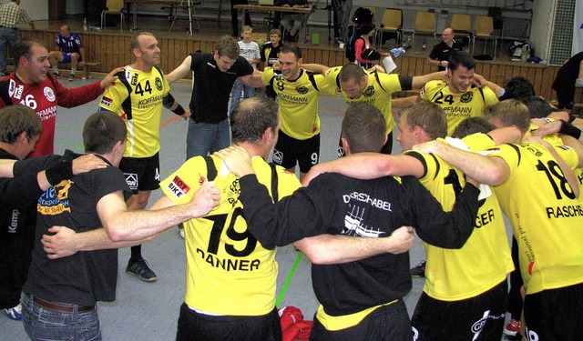 Ringelpiez mit Anfassen: Die Spieler d... feiern ihren Heimsieg gegen Konstanz   | Foto: bar