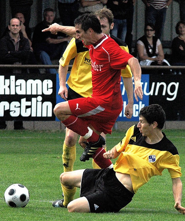 ...gelang dem Bahlinger SC gegen  Ille...der Ehrentreffer von Benjamin Pfahler.  | Foto: Claus Zimmermann