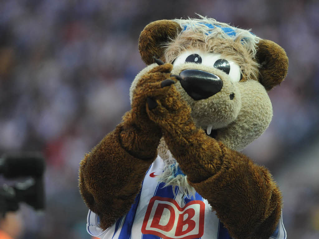 Das Hertha-Maskottchen war der wohl einzig gut gelaunte Berliner an diesem Abend.