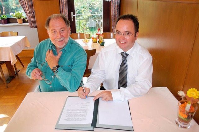 Intendant Bruno Thost (links) und Brg...chfer bei der Vertragsunterzeichnung.  | Foto: Gemeinde
