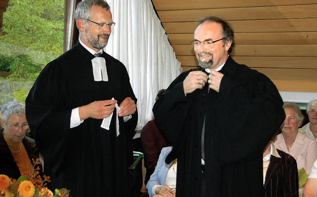 Dekan Friedrich Geier fhrt  Joachim  ... Pfarrer fr die Johannespfarrei ein.   | Foto: Pia Grttinger