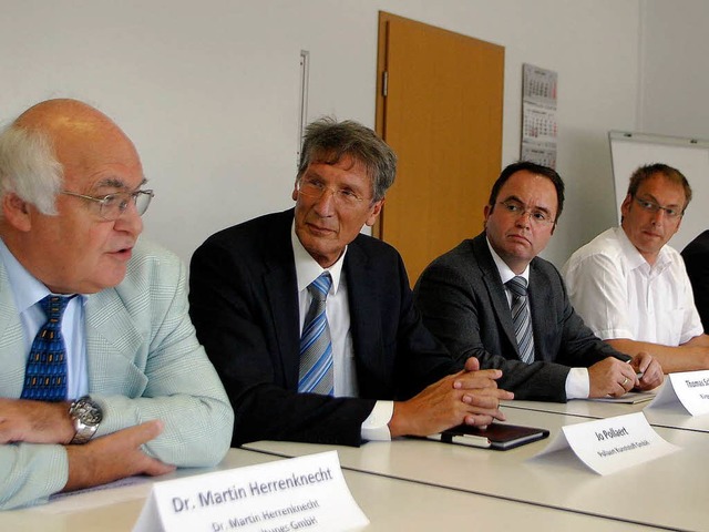 Bei der Pressekonferenz (von links) Ma... Betriebsratsvorsitzender  Hinrichsen,  | Foto: Heidi Foessel