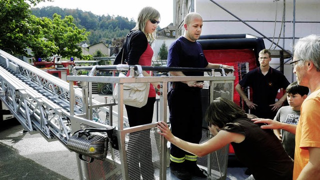 Die Drehleiter  der Lahrer Feuerwehr w...eit  zu einer kleinen Fahrt im Korb.    | Foto: Wolfgang Knstle