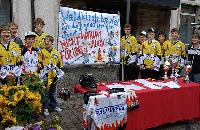 Mit einem Infostand auf dem Waldkirche...lnau auf ihre Raumproblem aufmerksam.   | Foto: Sylvia Timm