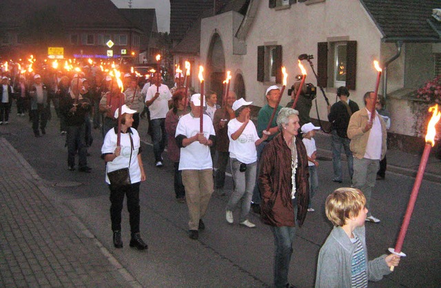 Fackelzug vom Tunsler Rathaus zum Warnfeuer der MUT an der Bahnstrecke   | Foto: Anne Freyer