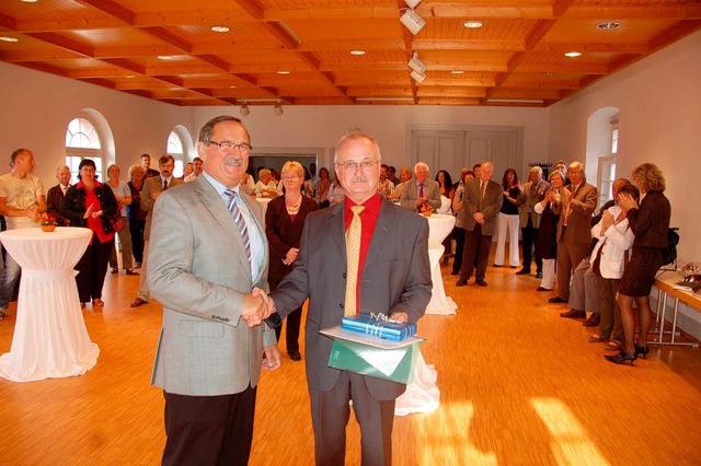 Brgermeister May (links) verabschiede...srechner Peter Pilger in den Ruhestand  | Foto: Ulrich Senf