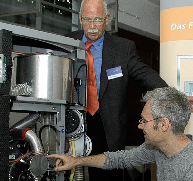 Thomas Klug (rechts) und Joachim Schle...egeistert von der neuen  Technologie.   | Foto: Ounas-Krusel