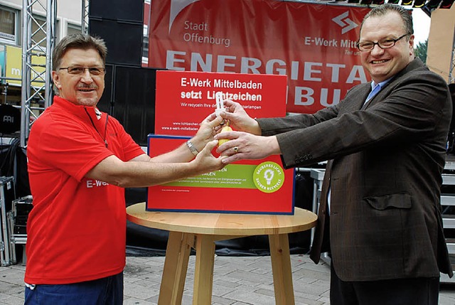 Helmut Nitschke (links) und Brgermeis...iner Energiesparlampe und einer Birne.  | Foto: siefke