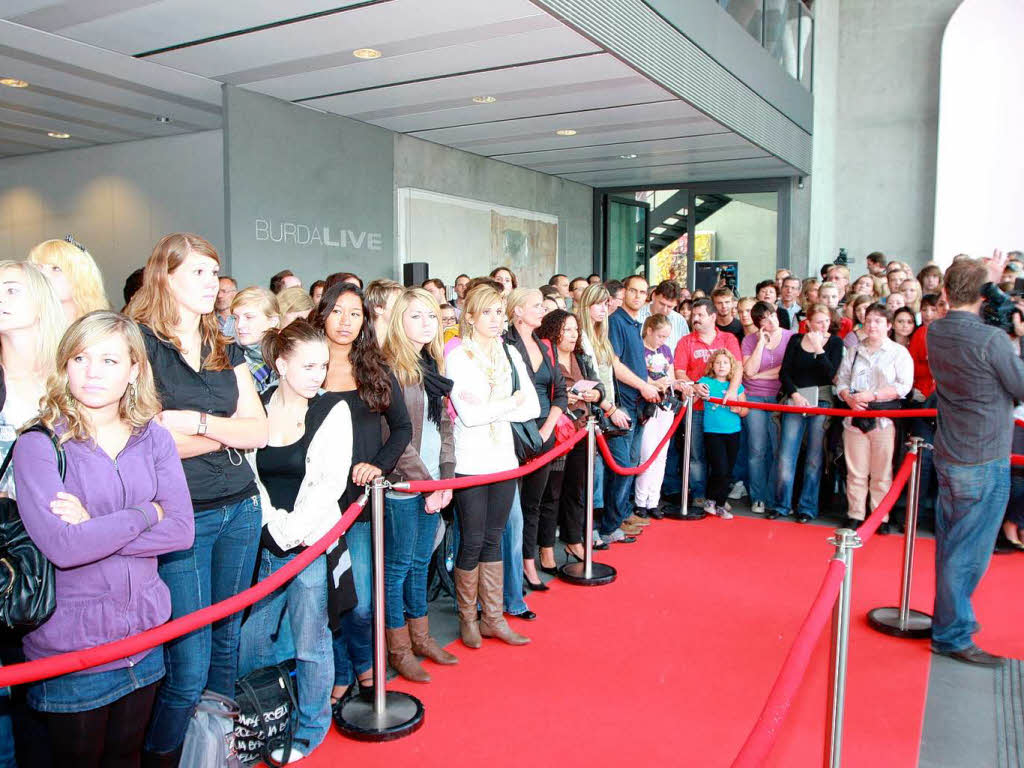 Gespanntes Warten auf Shakira. Gespanntes Warten auf Shakira.