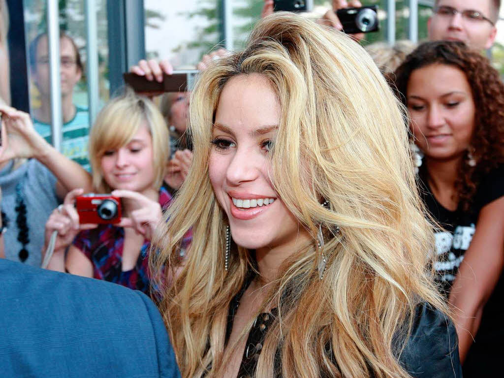 Weltstar Shakira begrüßt die wartenden Fans. Weltstar Shakira begrüßt die wartenden Fans.
