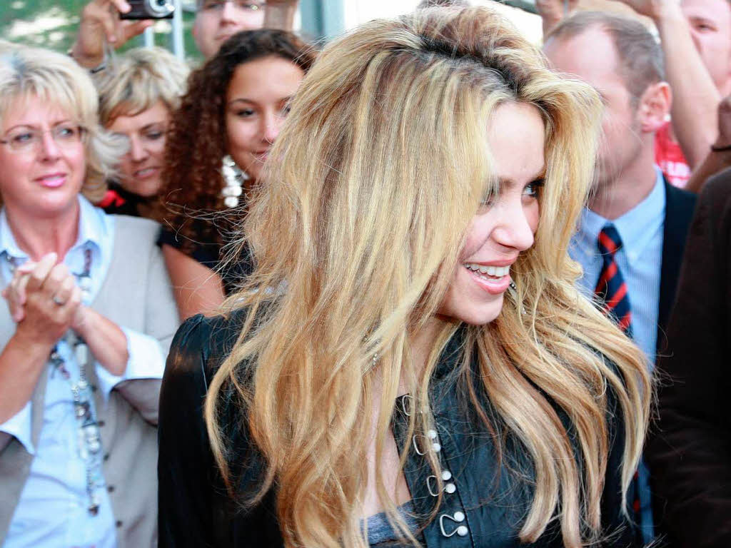 Weltstar Shakira begrüßt die wartenden Fans. Weltstar Shakira begrüßt die wartenden Fans.