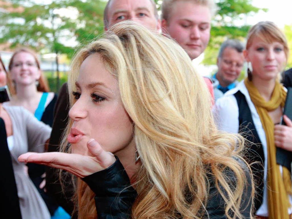 Weltstar Shakira begrüßt die wartenden Fans. Weltstar Shakira begrüßt die wartenden Fans.