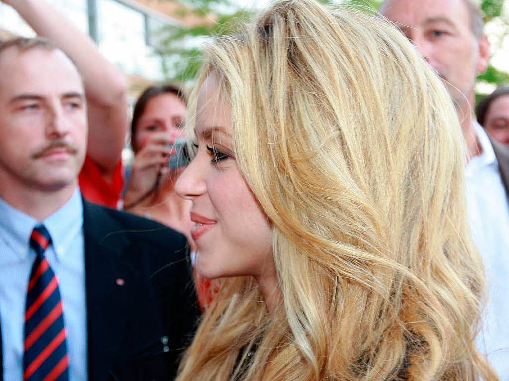 Weltstar Shakira begrüßt die wartenden Fans. Weltstar Shakira begrüßt die wartenden Fans.