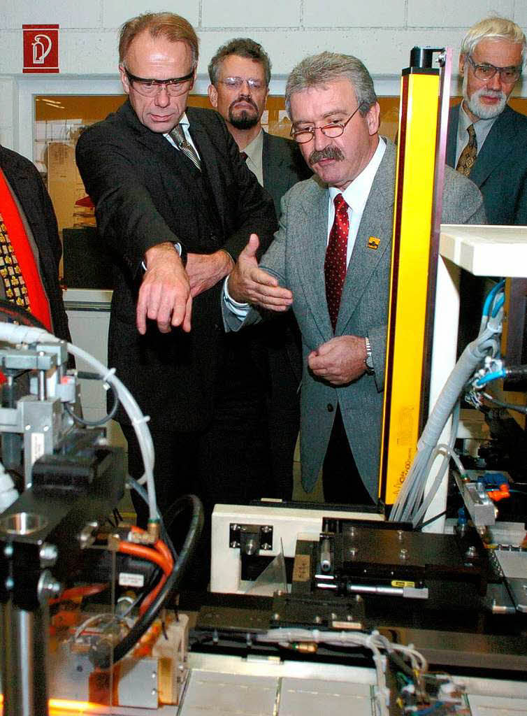 2004:  Georg Salvamoser  erklrt Bundesumweltminister Jrgen Trittin (links)  eine Produktionsanlage von Solarzellen in der Solar-Fabrik.