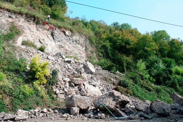 Spezialisten seilten sich am Montag an...er Suche nach weiterem losen Gestein.   | Foto: Landratsamt/ SPitzmller