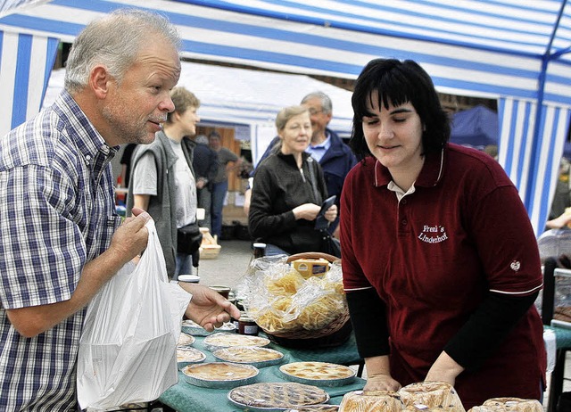 Linzertorten und Gugelhupfs gabs auch beim Bauermarkt.   | Foto: Heidi Fssel