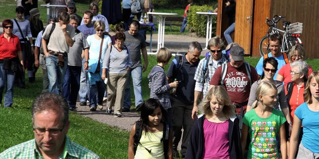 Essen und Wandern: Die groe Wandersch...e sich vom Brgerpark aus auf den Weg.  | Foto: Werner Schnabl