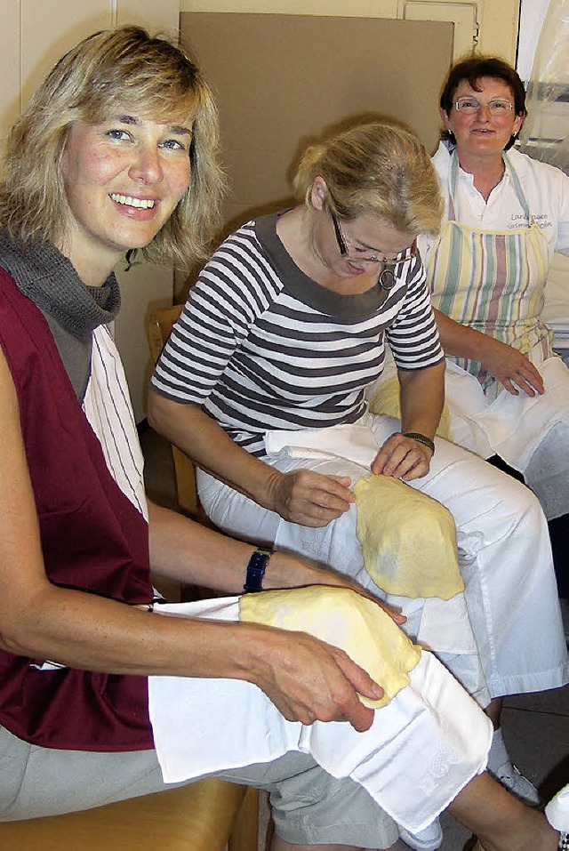 Petra Blattert, Daniela Gisy und Paula Kehl beim Ausziehen der Kchle.  | Foto: Antonia Kramer-Diem