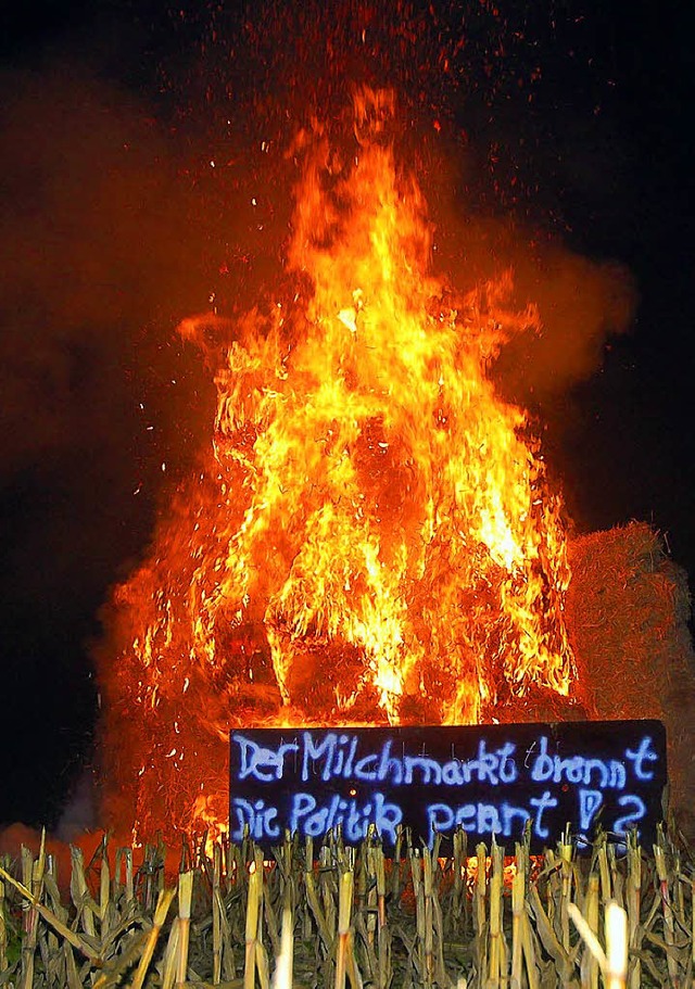 Mit 10000 Liter Milch wurde das Strohf... Acker beim Hagenbacher Hof gelscht.   | Foto: Jacob