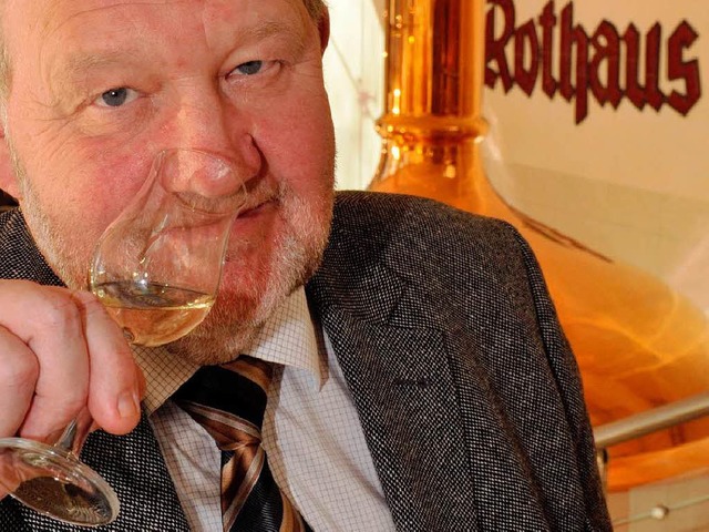 Max Sachs, seit 22 Jahren Braumeister ...ald, riecht in Grafenhausen am Whisky.  | Foto: dpa