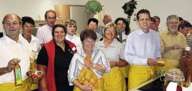 Wenn die Landfrauen rufen, stellen sic...chef Fritz Kalb (hinten) an den Herd.   | Foto: Archivfoto: BZ