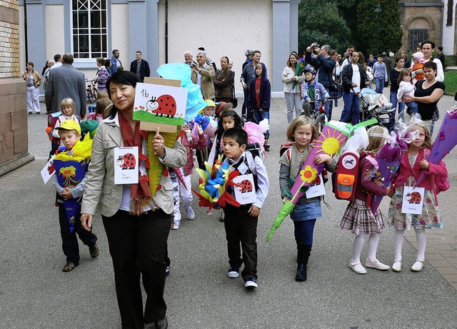 Gl zgenc fhrt ihre Marienkfer-Klasse ins Klassenzimmer.    | Foto: cbu