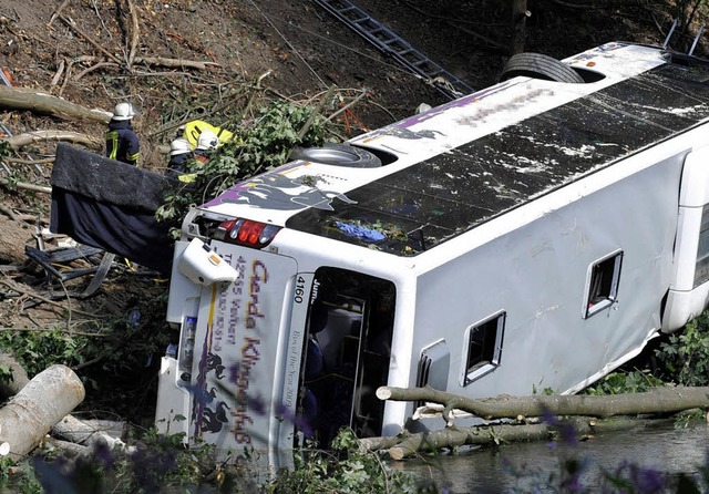 Etwa 15 Meter tief strzte der Bus einen Abhang an der Wupper hinunter.   | Foto: dpa