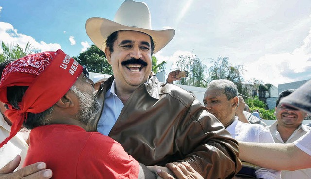 Zelaya (mit Hut) wird krftig in den Arm genommen.  | Foto: afp