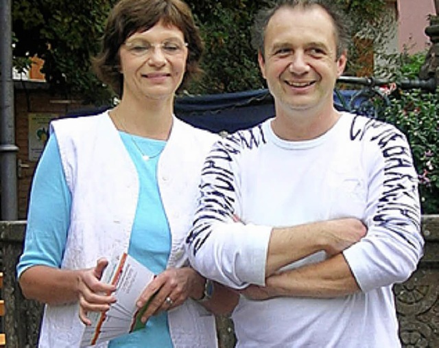 Michaela Bloss und Michael Reich, die ...r dem Nikolausbrunnen beim Wochenmarkt  | Foto: Nikolaus Bayer