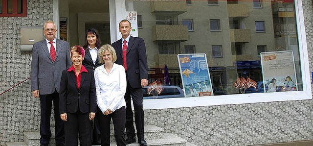 Gnter Bornhalm (links) und sein Team vor der neuen Filiale     | Foto: Herbert Frey