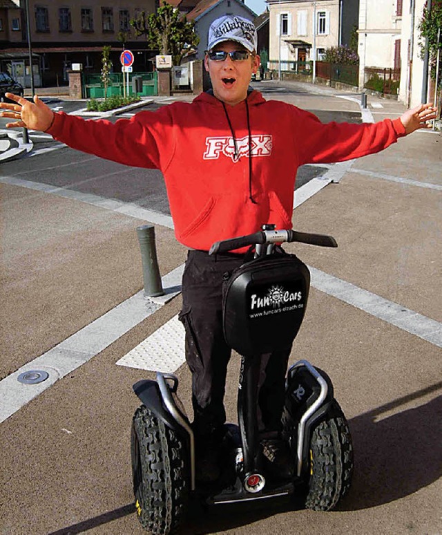 Ein Knner auf dem Segway. In der Elza...inem Gefhrt in einem Slalom versuchen  | Foto: Armin Kneschke