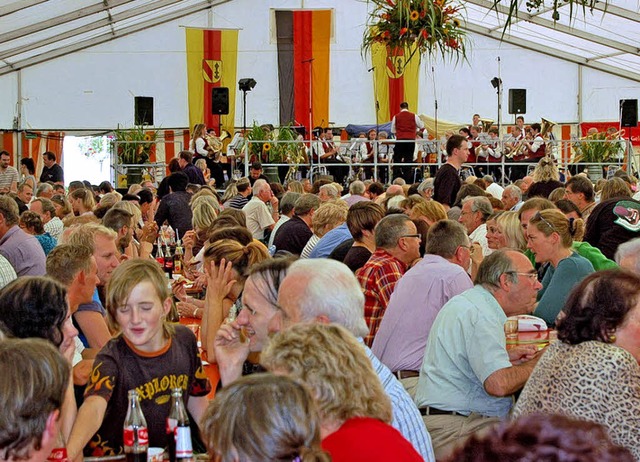 Nicht immer war das Festzelt beim Inzl...lt. Vor allem der Sonntag lief mig.   | Foto: Heinz Vollmar