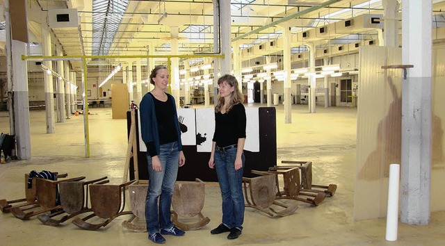 Kristina Kpp (links) und  Marta Kolendo vor einer Installation  | Foto: RWB