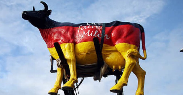Faironika heit die Kuh, die fr bessere Preise wirbt.  | Foto: dpa