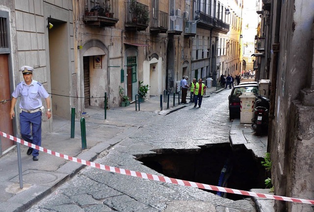 An mehreren Stellen in der Altstadt vo...brach am Mittwochmorgen der Boden ein.  | Foto: dpa