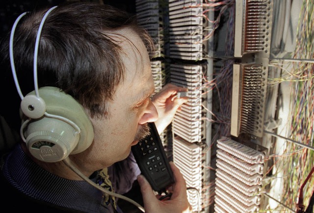 Ein Techniker hat sich in eine Telefon...klinkt und hrt Telefongesprche mit.   | Foto: dpa
